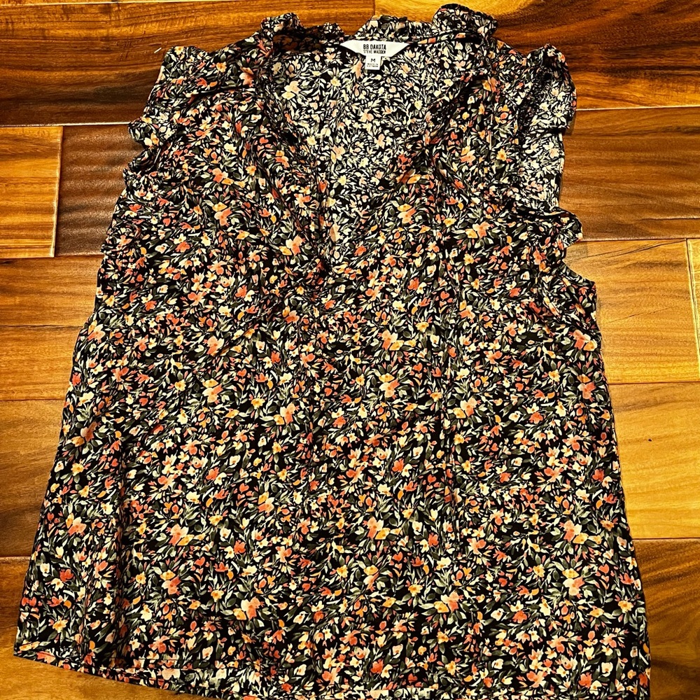 Floral sleeveless blouse! BB Dakota by Steve Madden Medium